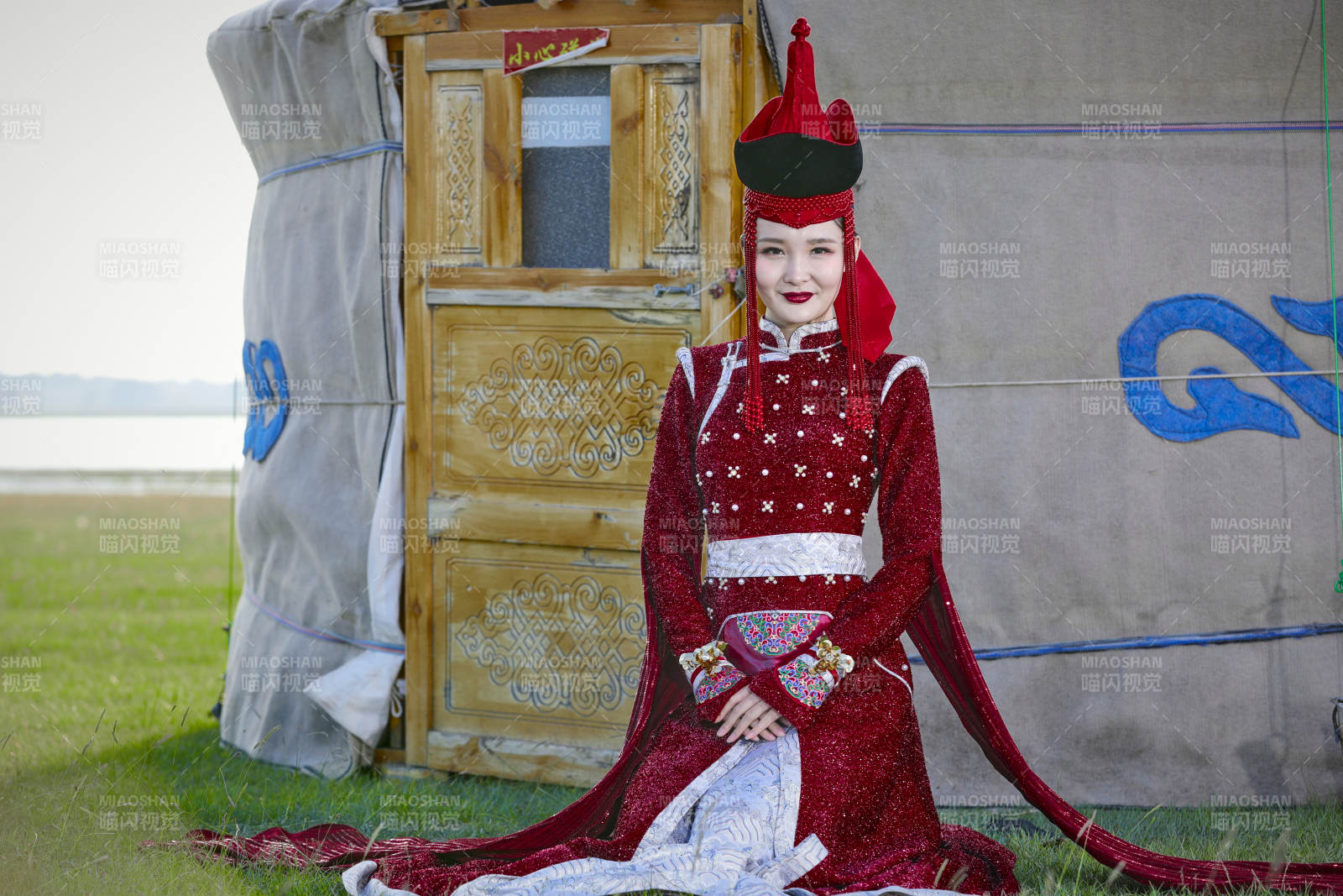 草原上穿著蒙古族傳統(tǒng)服飾的亞洲年輕美少女