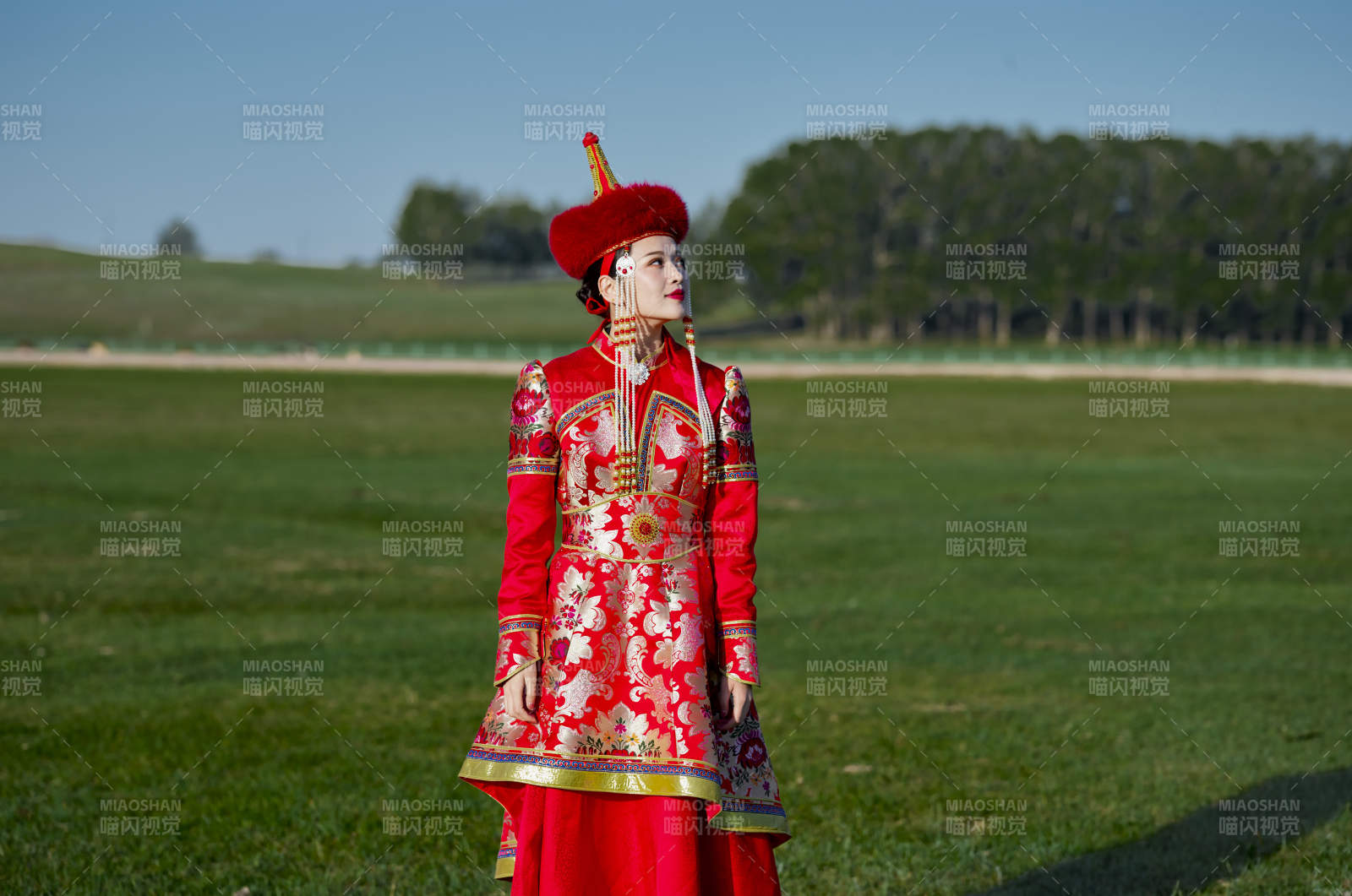草原上穿著蒙古族傳統(tǒng)服飾的亞洲年輕美少女