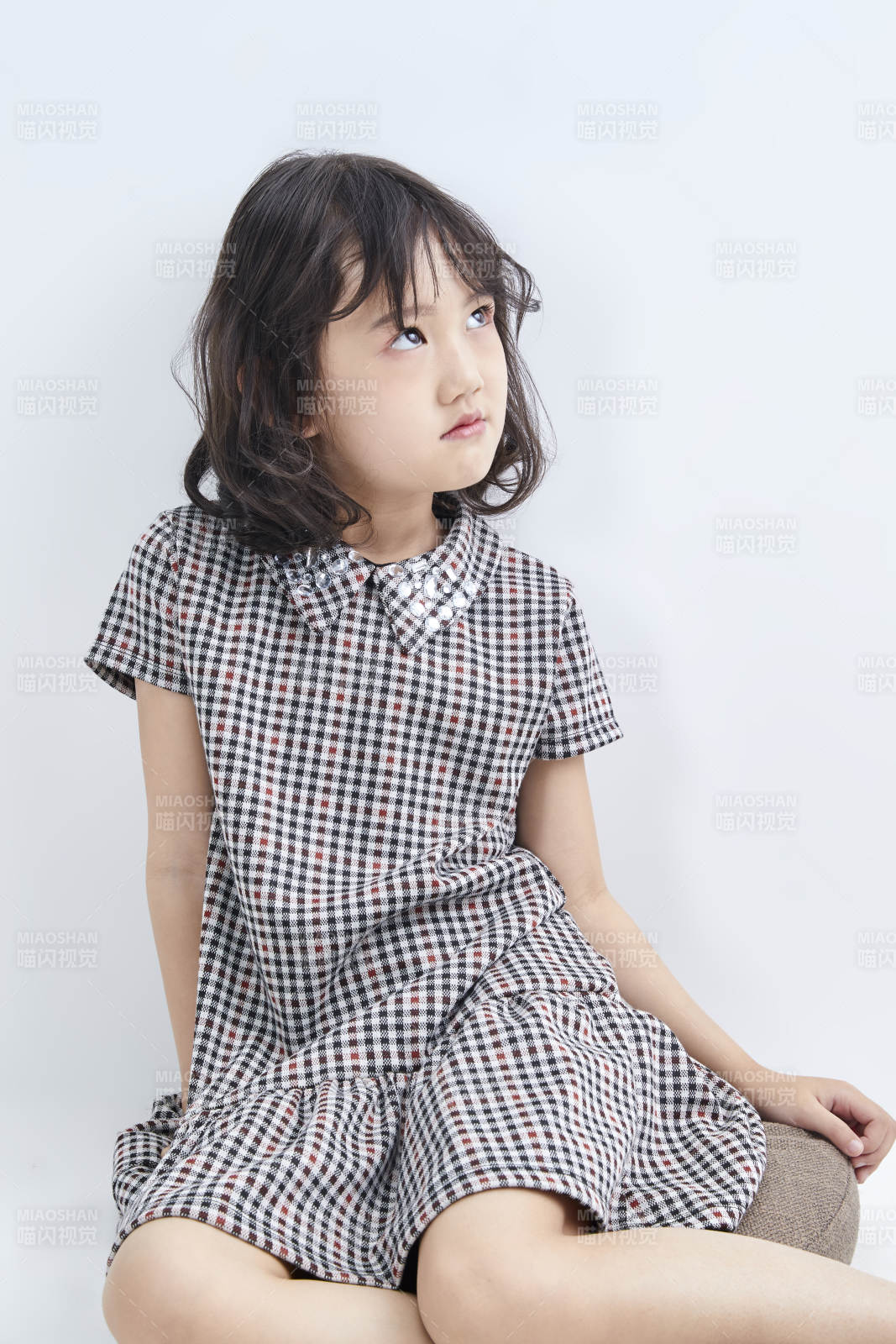 白色色背景的可愛的亞洲小女孩兒童