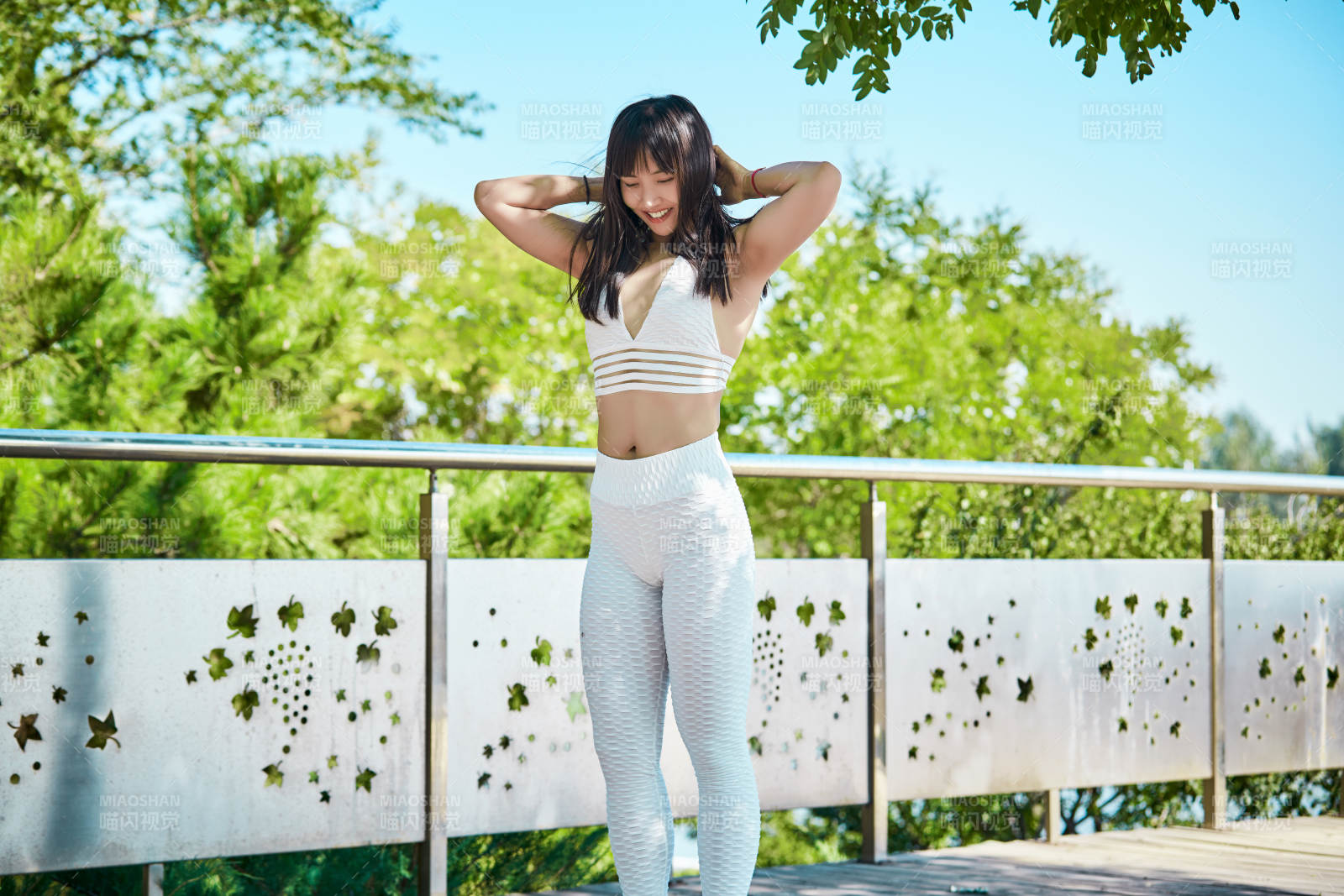 湖畔公園做瑜伽動作的亞洲年輕女性