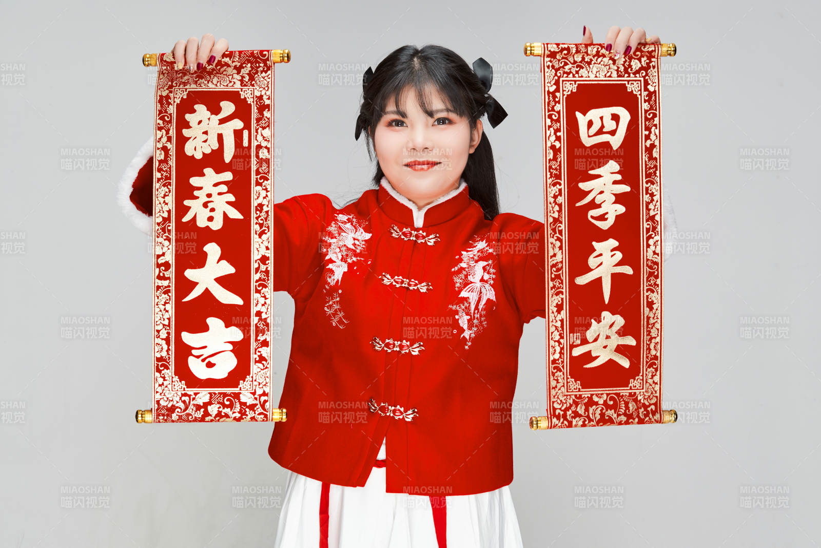 手持春聯身穿喜慶漢服的可愛少女