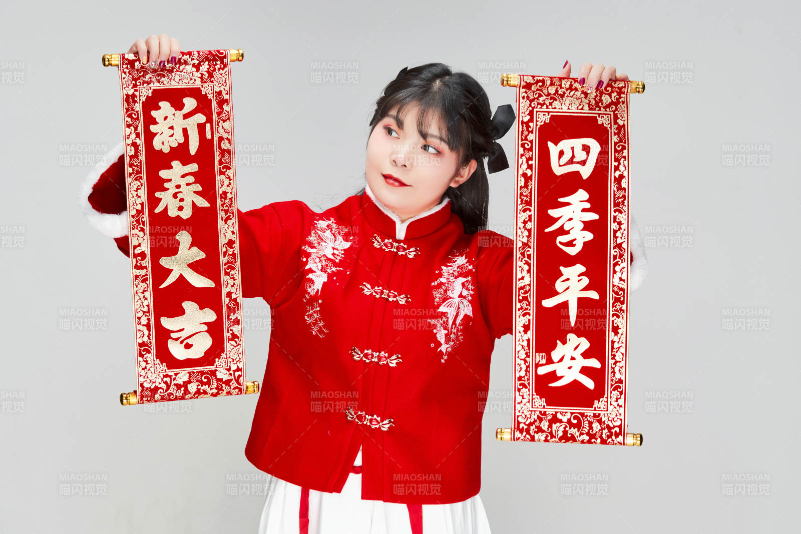 手持春聯(lián)身穿喜慶漢服的可愛少女