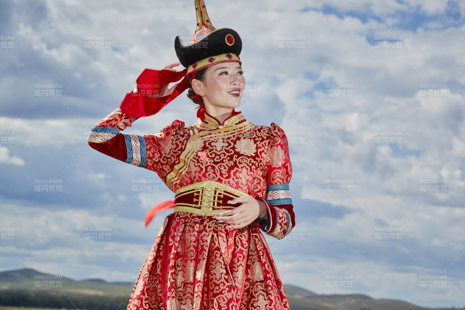 草原上身穿豪華蒙古族服飾的蒙族少女