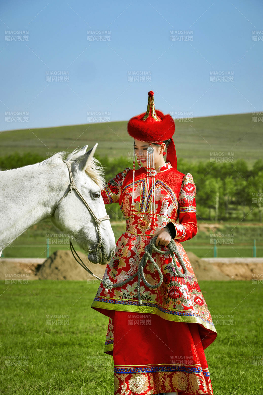 草原上穿著蒙古族傳統服飾的亞洲年輕美少女
