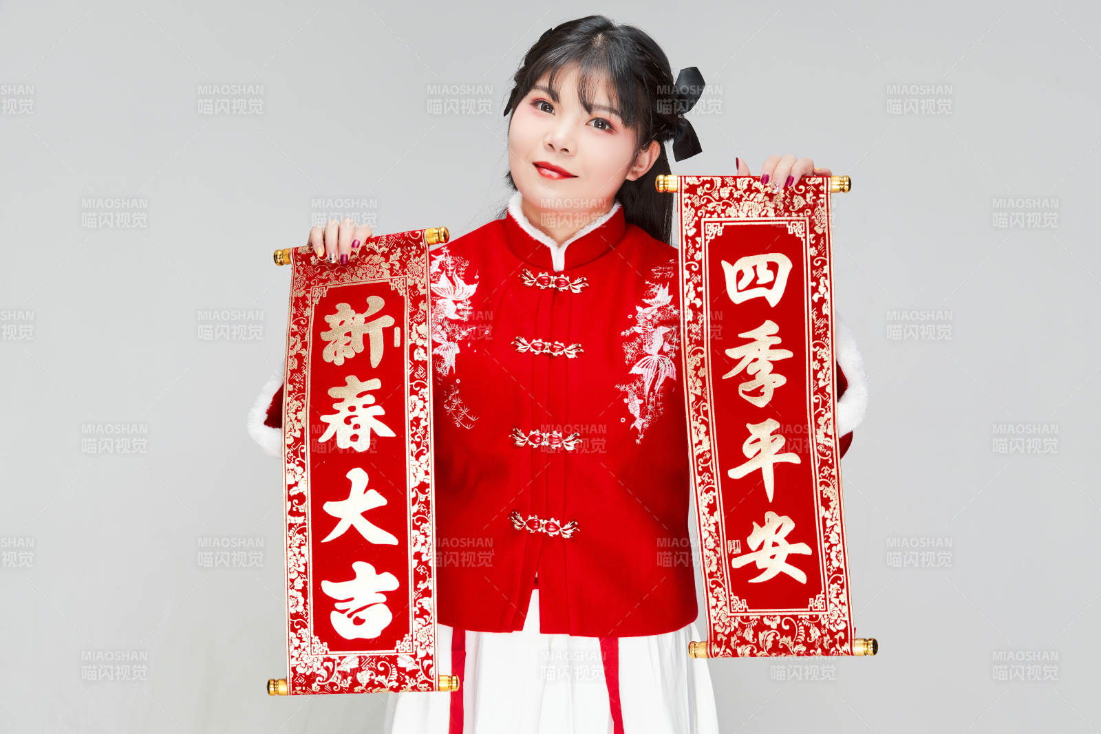 手持春聯(lián)身穿喜慶漢服的可愛少女