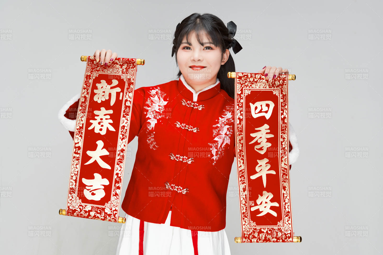 手持春聯身穿喜慶漢服的可愛少女