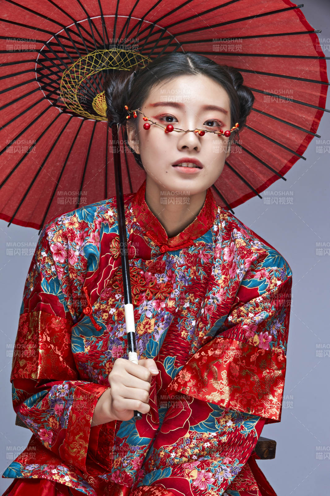 身穿中國秀禾服手撐油紙傘的亞洲女性模特