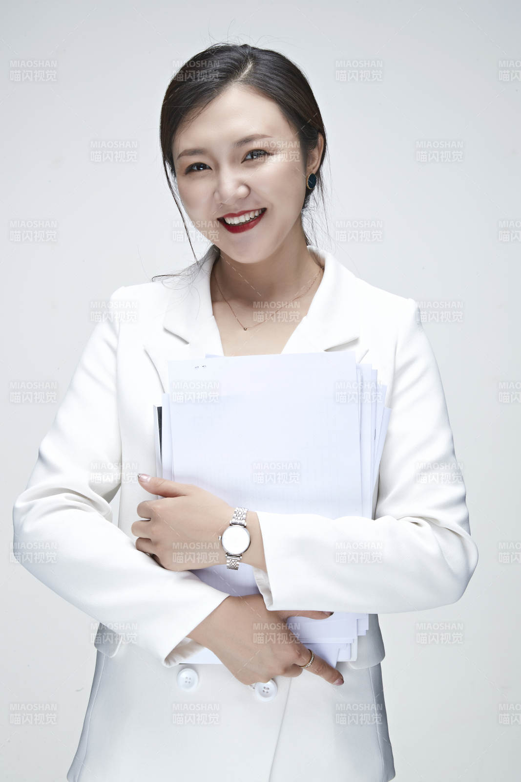 影棚拍攝白色背景亞洲年輕女性商務人像
