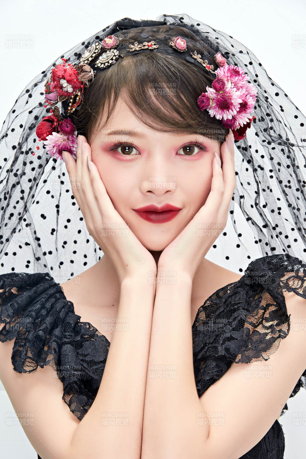 白色背景下的新娘彩妝美女人像