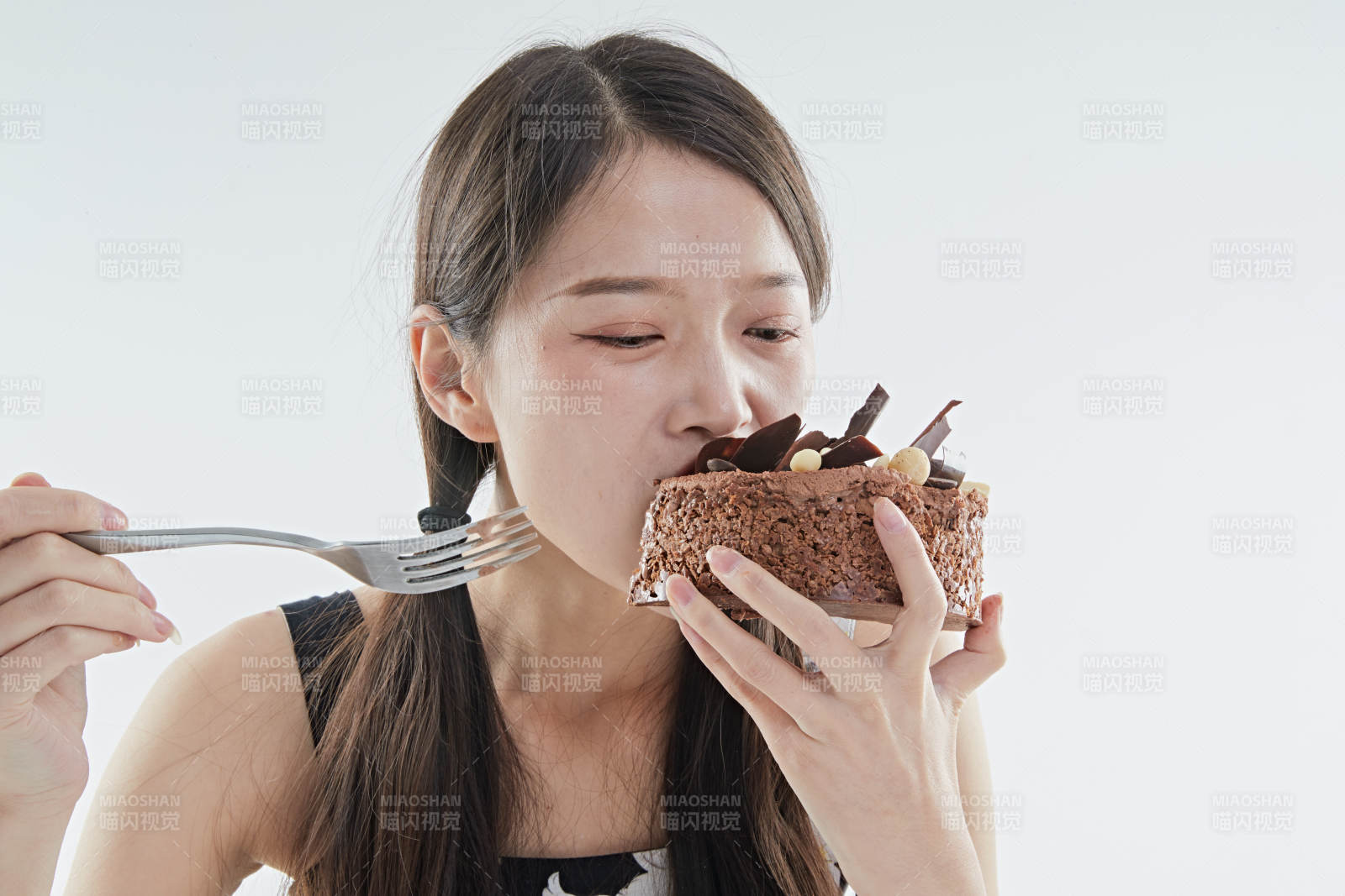 喝紅酒品嘗蛋糕的年輕女性