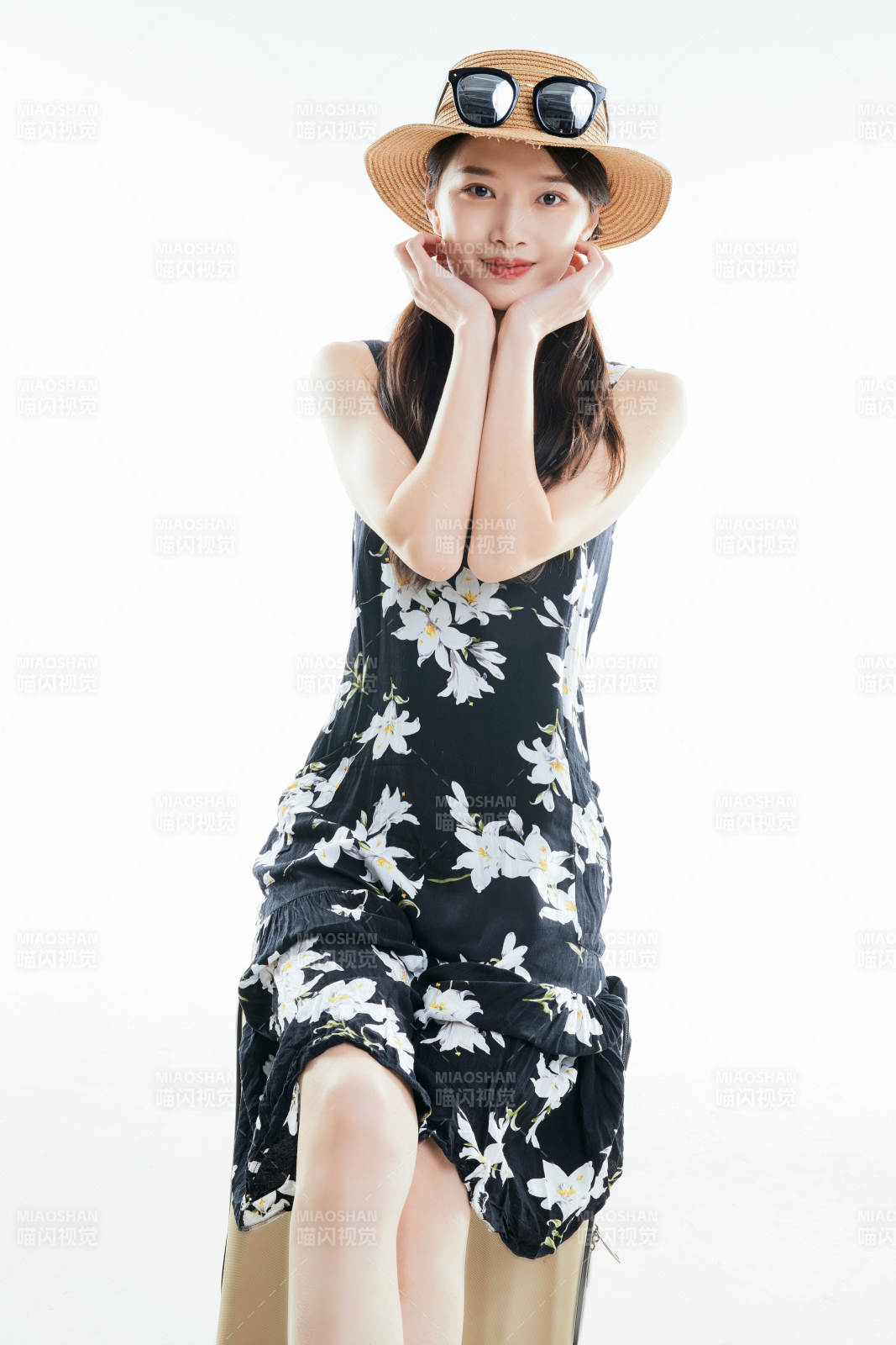 白色背景下準(zhǔn)備出發(fā)旅行的美麗東方女大學(xué)生