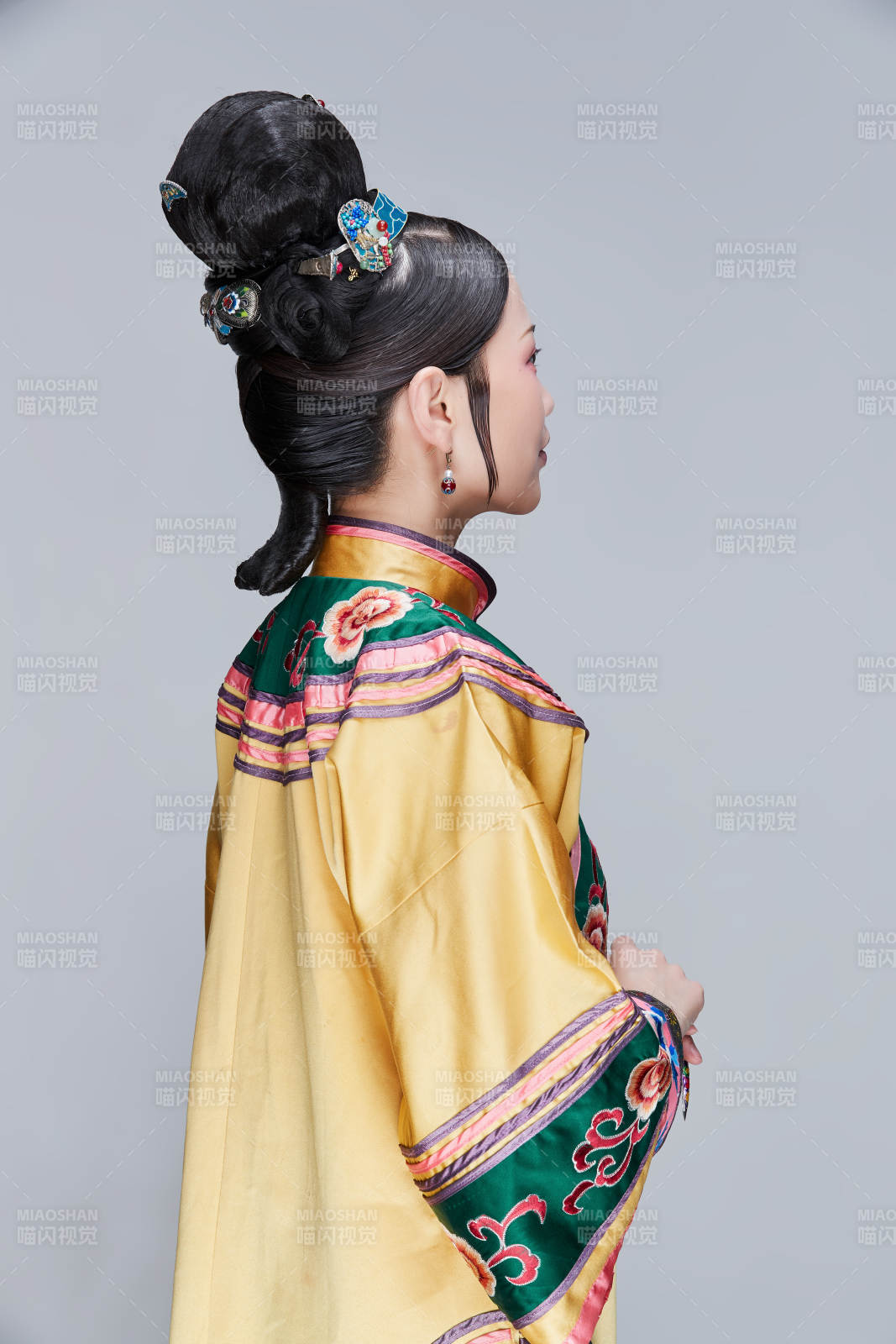 白色背景下的清代女性古裝造型清朝古裝