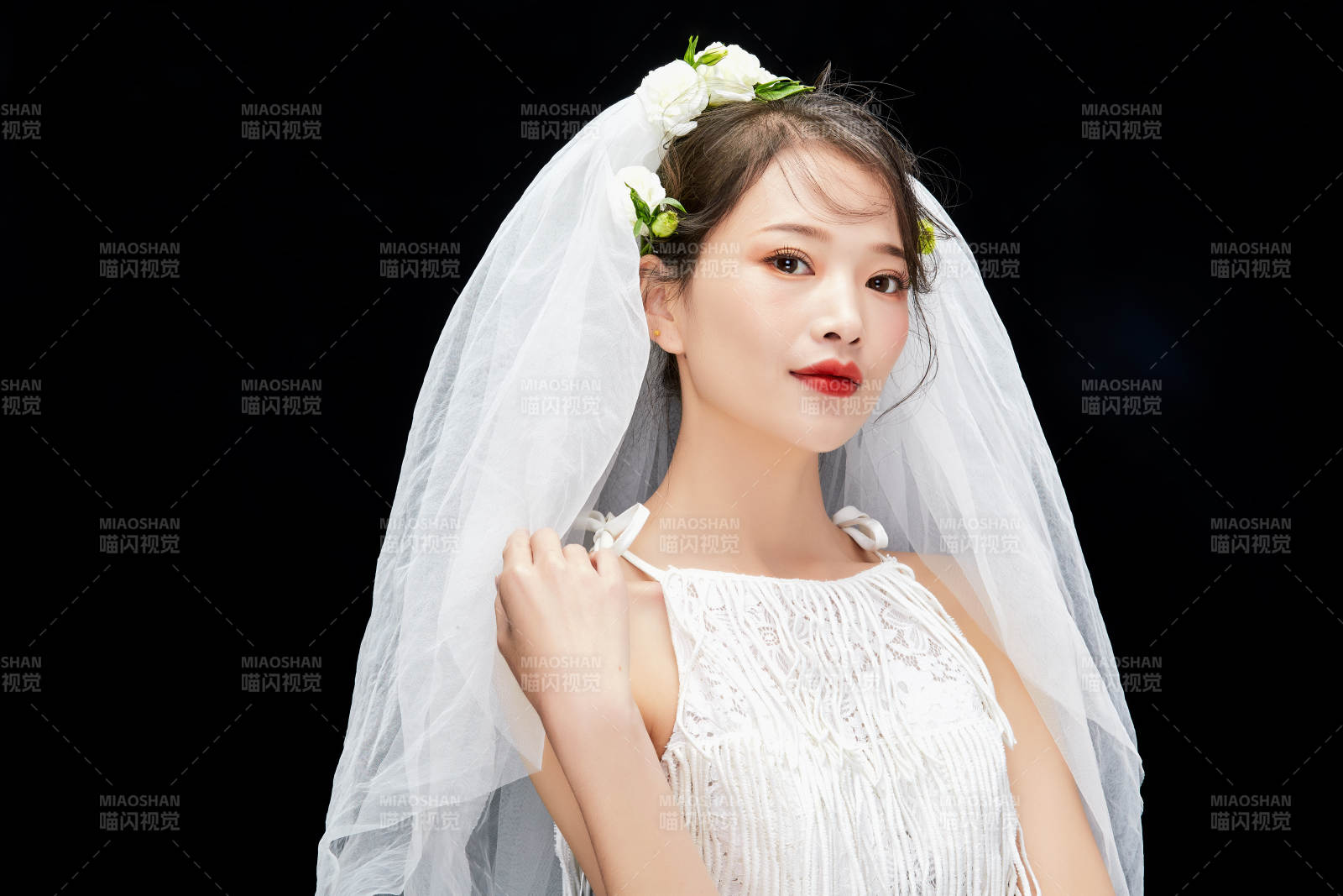 黑色背景下的美妝新娘彩妝人像