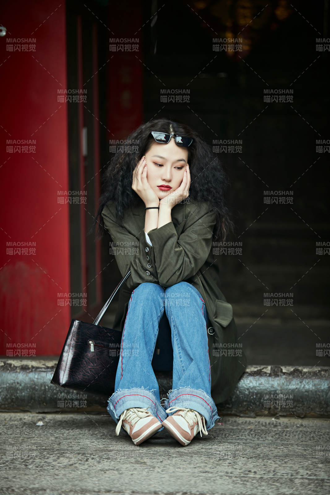 老舊城區里穿著復古港風的美麗清純少女