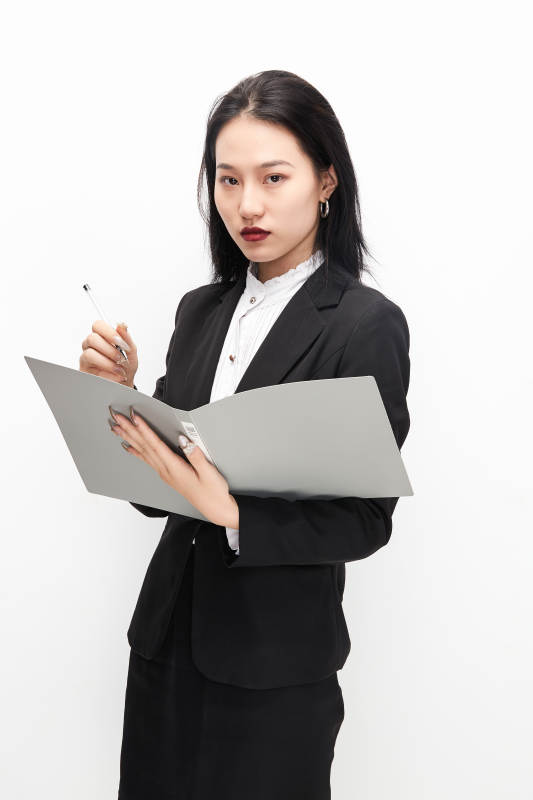 身穿西服拿着文件夹的美丽商务女士