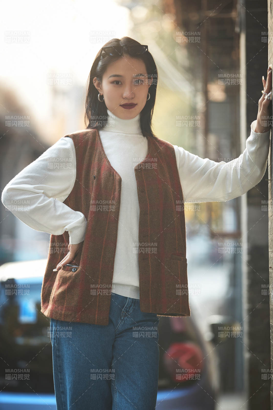 老舊城區(qū)里穿著復古港風的美麗清純少女