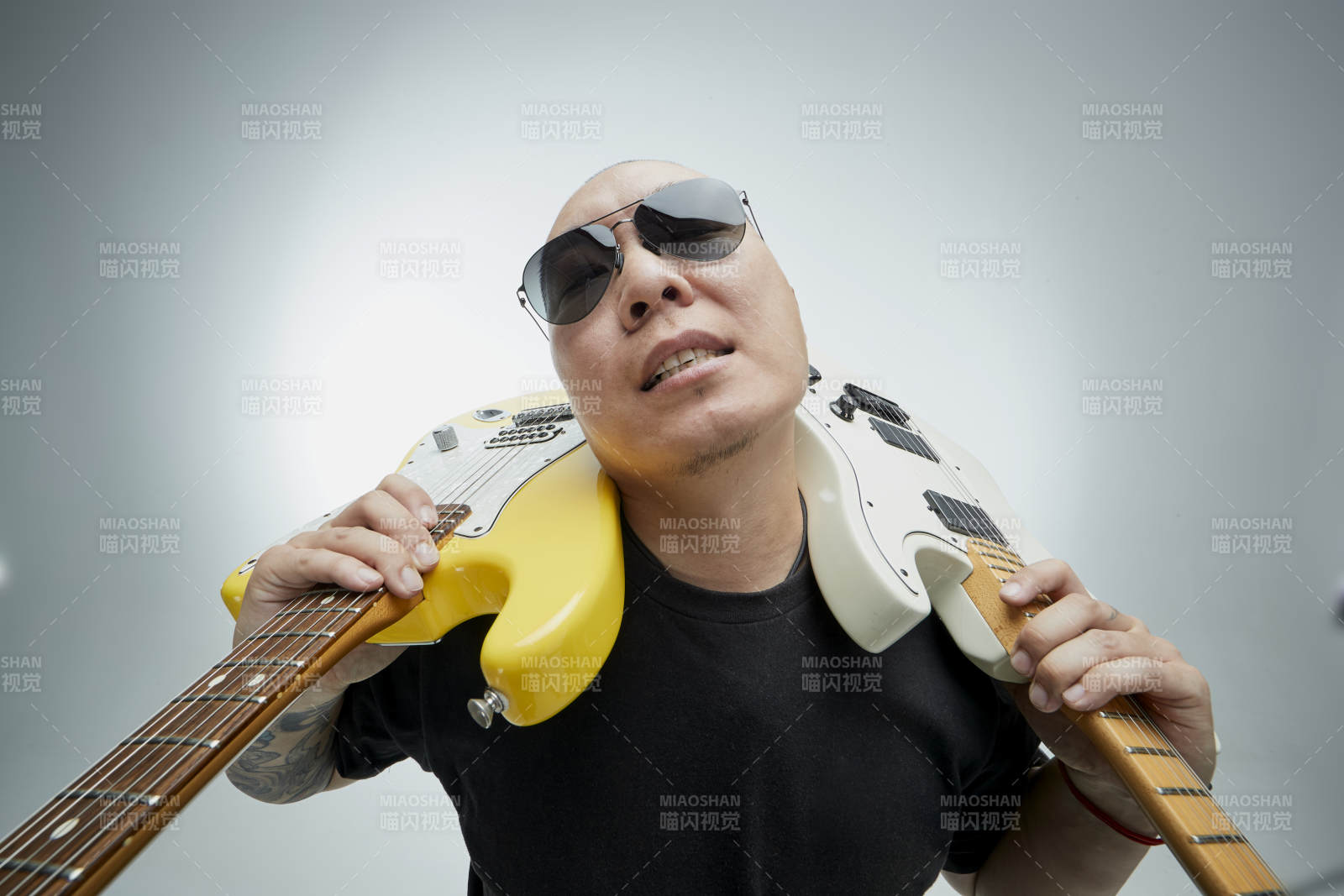 手持電吉他展示演奏的亞洲男性搖滾樂手人像