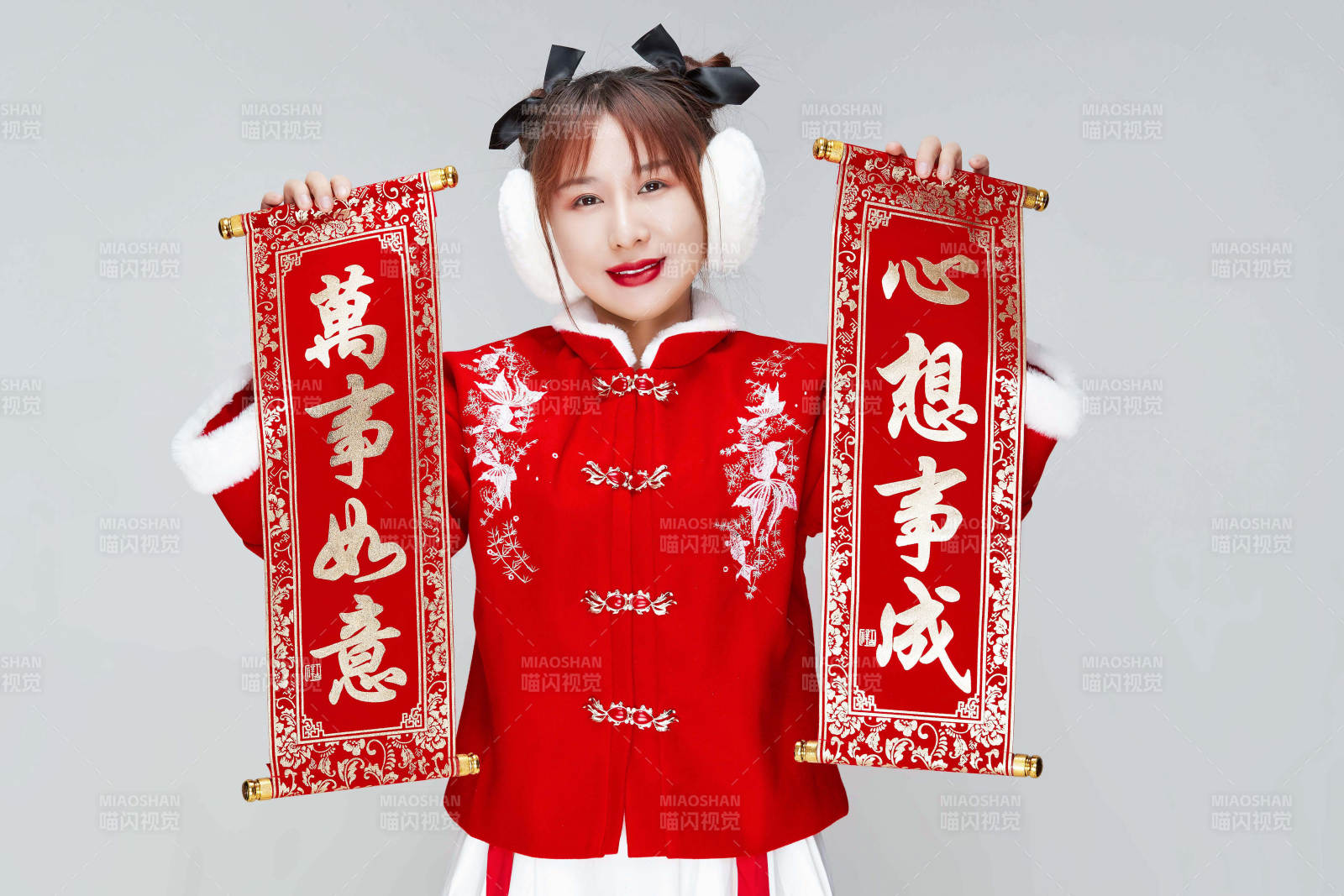 手持春聯身穿喜慶漢服的可愛少女