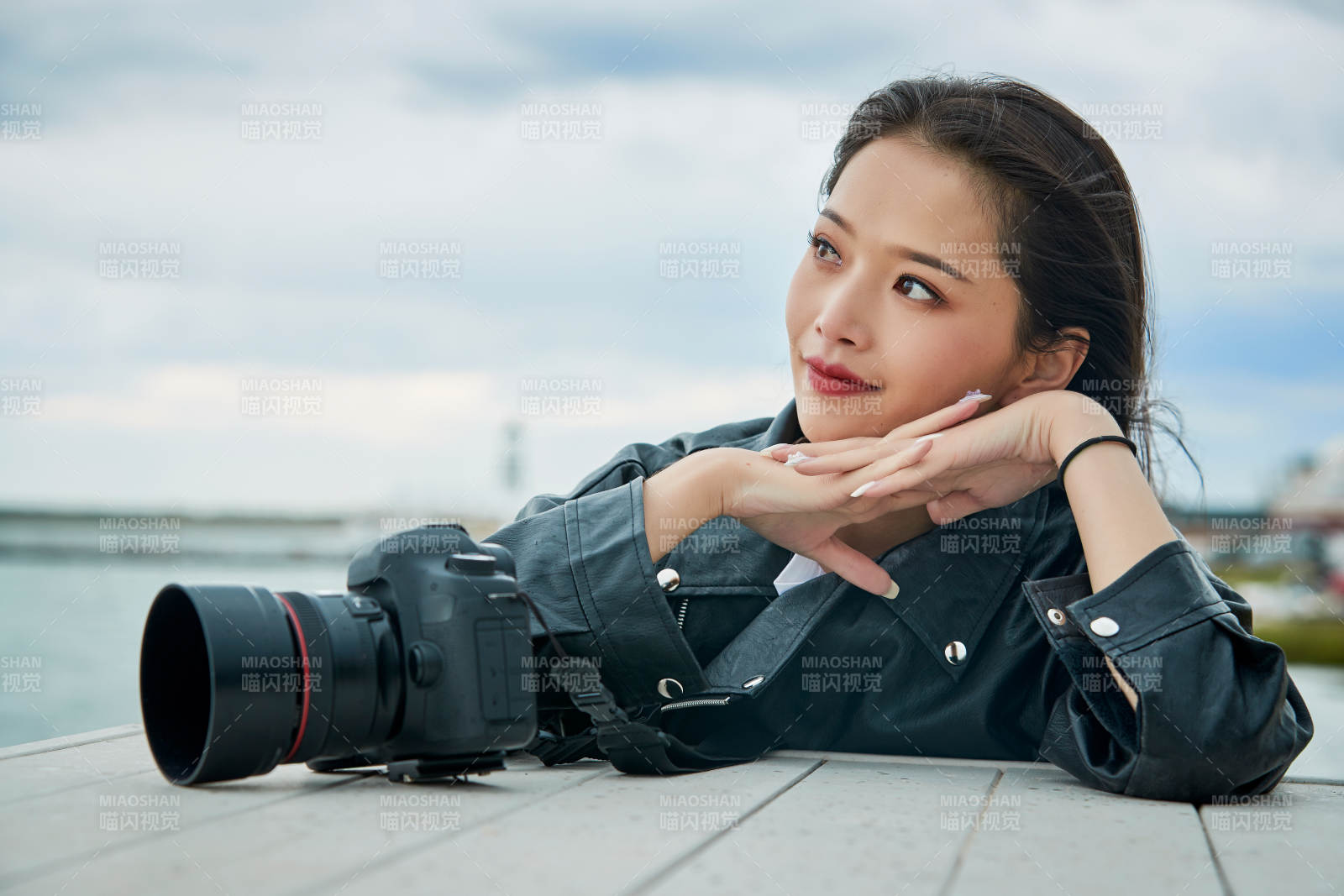 戶外湖畔進行拍攝的亞洲青年女性攝影師