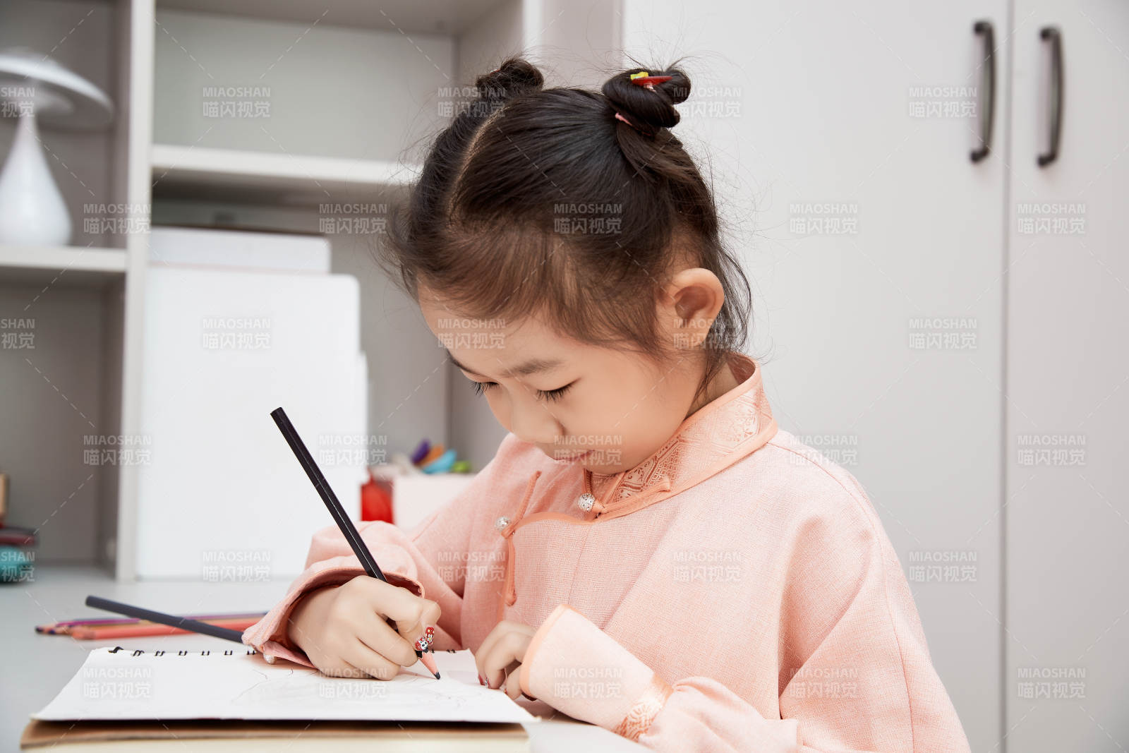 在家玩耍的亞洲小女孩