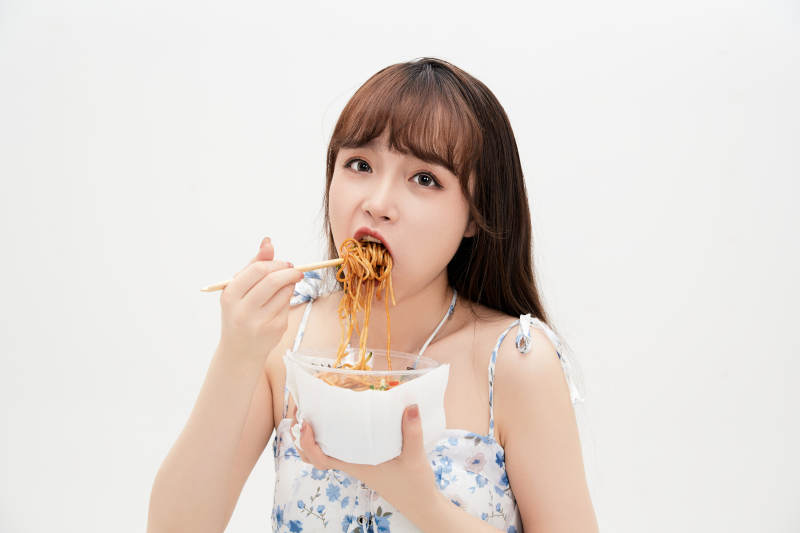 大吃特吃的亚洲可爱少女人像