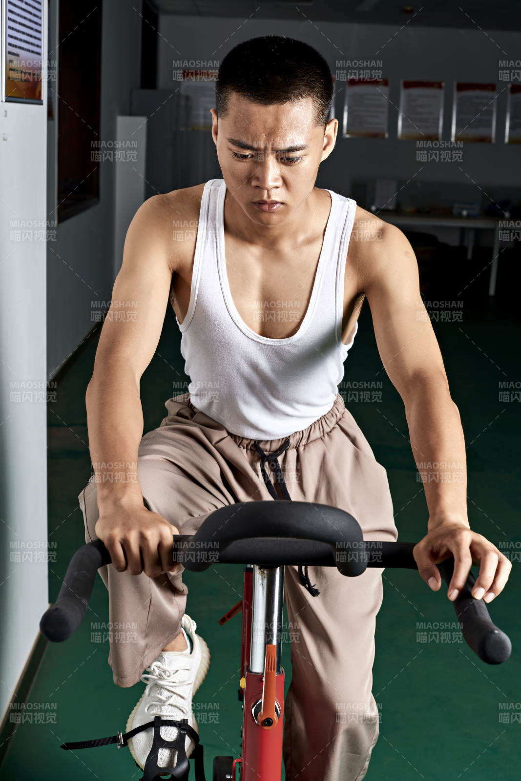 在室內進行動感單車鍛煉的亞洲健身男士形象