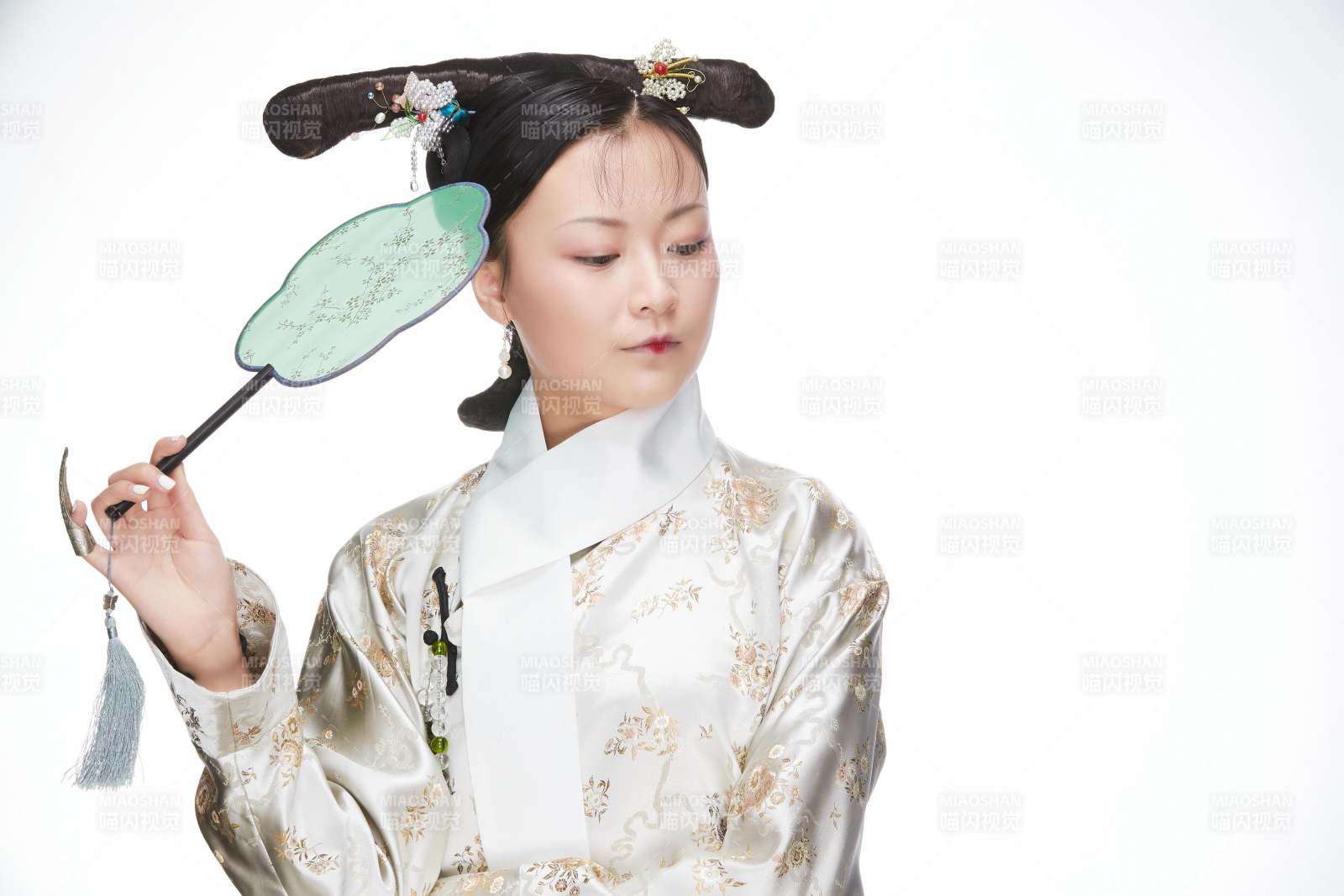 白色背景下的清代女性古裝造型清朝古裝