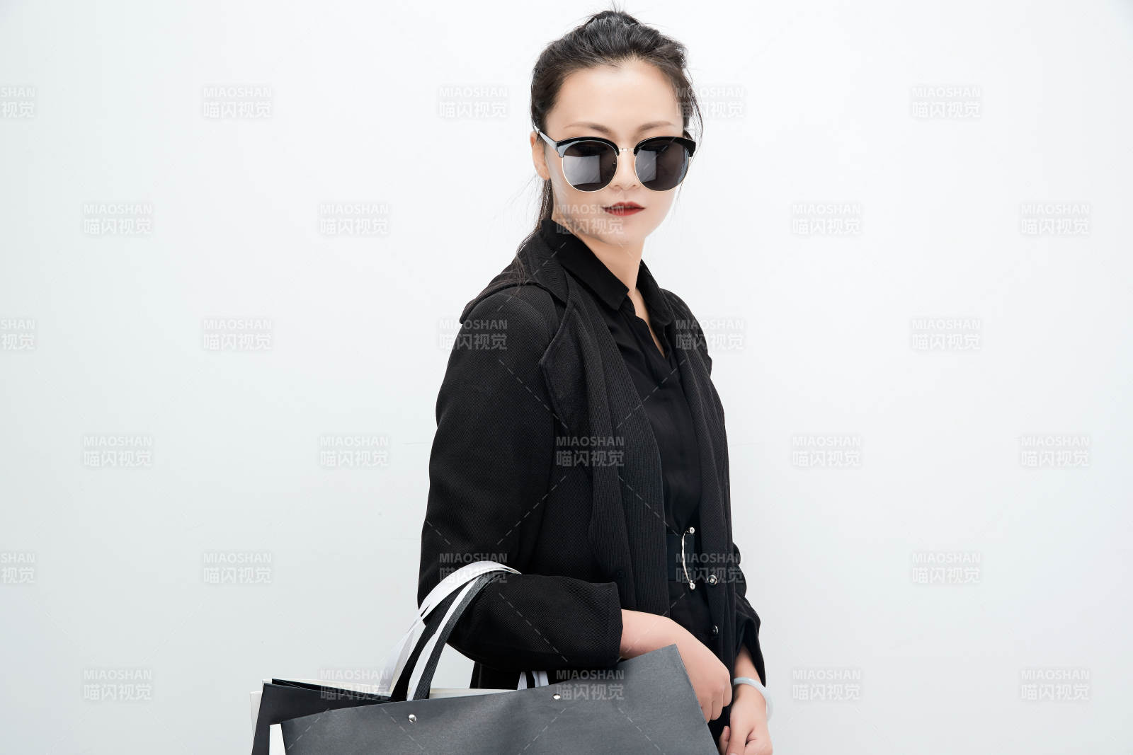 白色背景下手提購物袋時尚美麗的亞洲少女