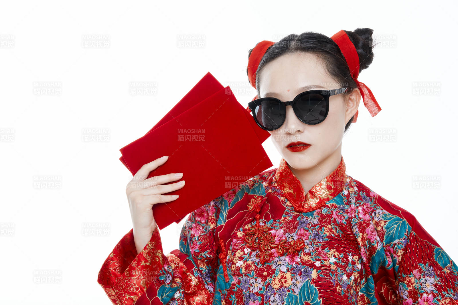 身穿中國傳統服飾的青年女性