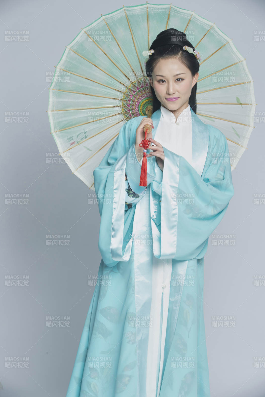 身穿古裝的漢服女性人像漢服影棚拍攝