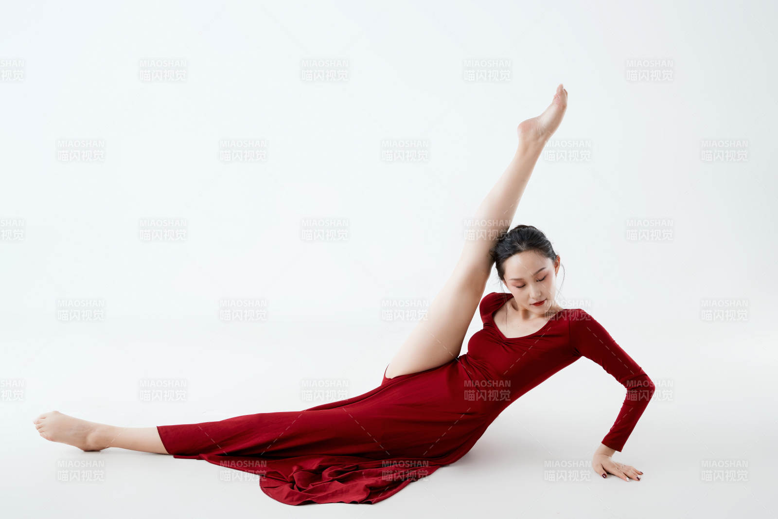 穿着红色长裙翩翩起舞的少女