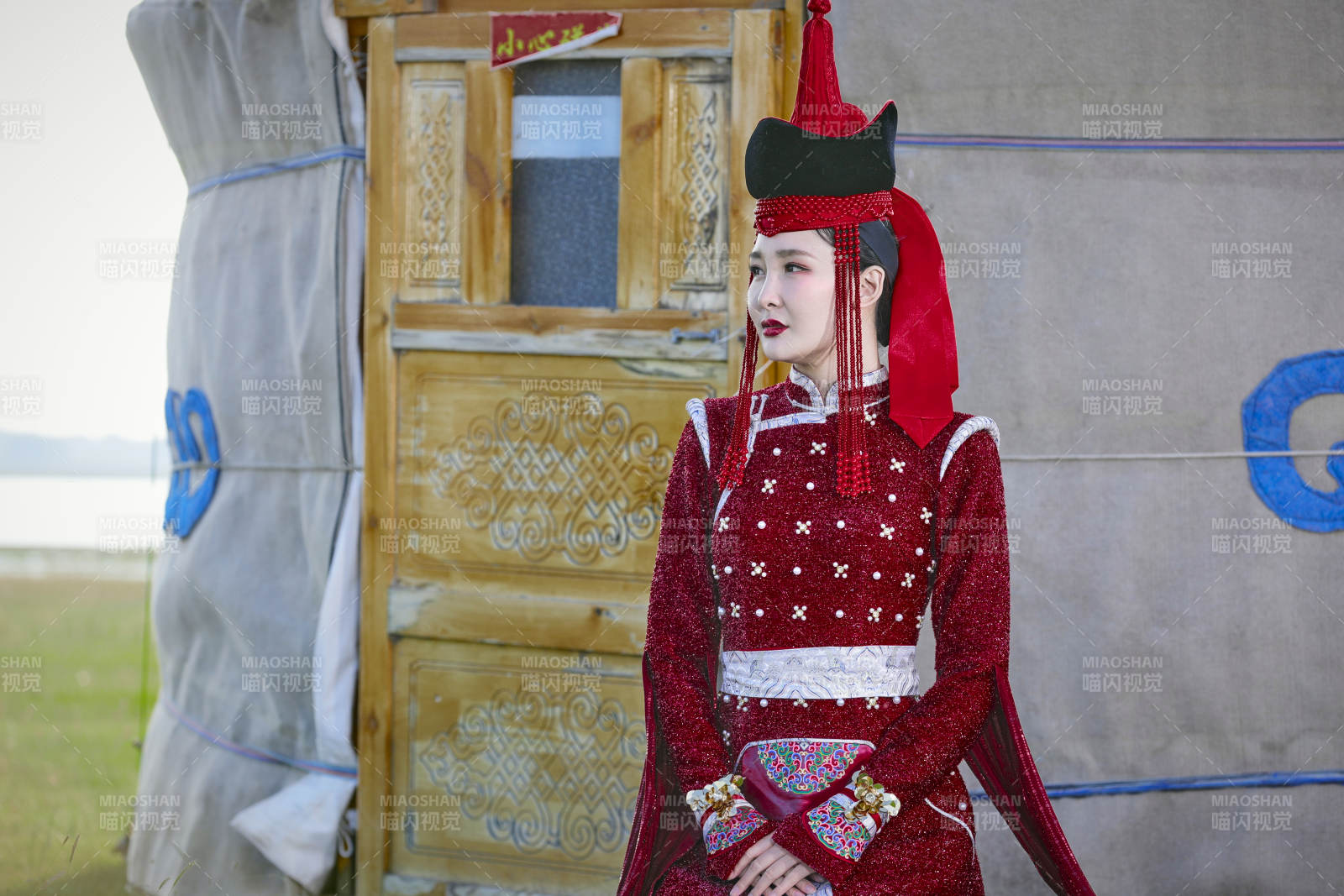 草原上穿著蒙古族傳統服飾的亞洲年輕美少女