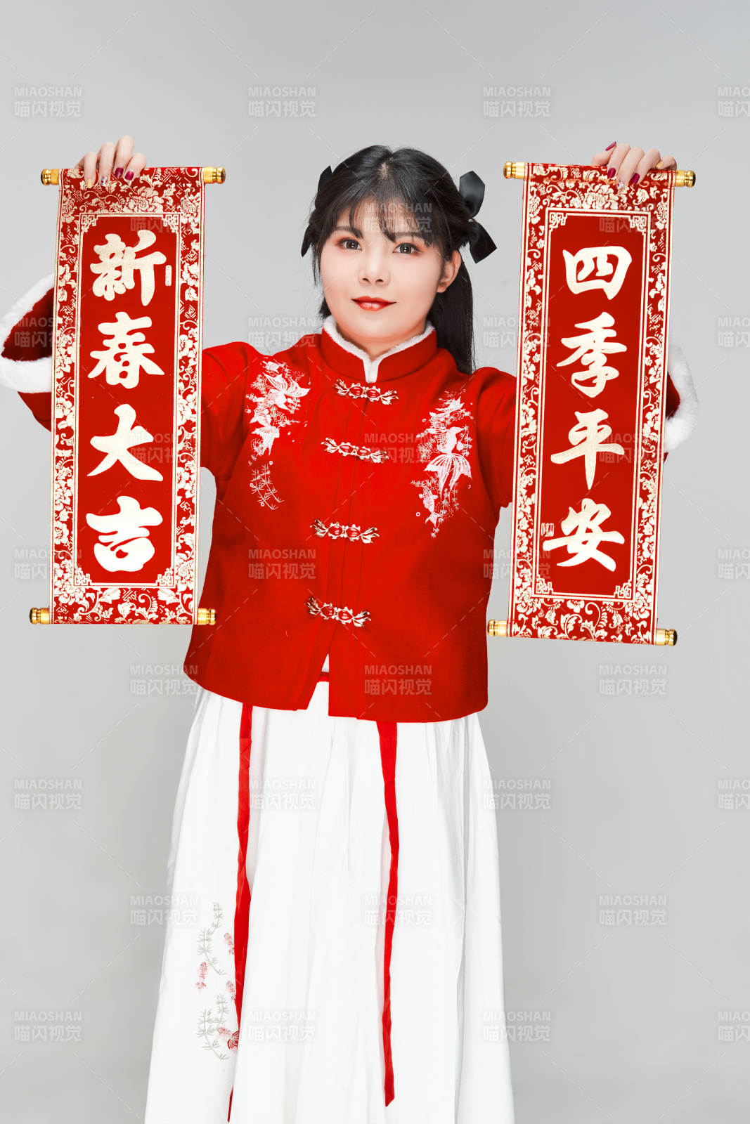 手持春聯身穿喜慶漢服的可愛少女