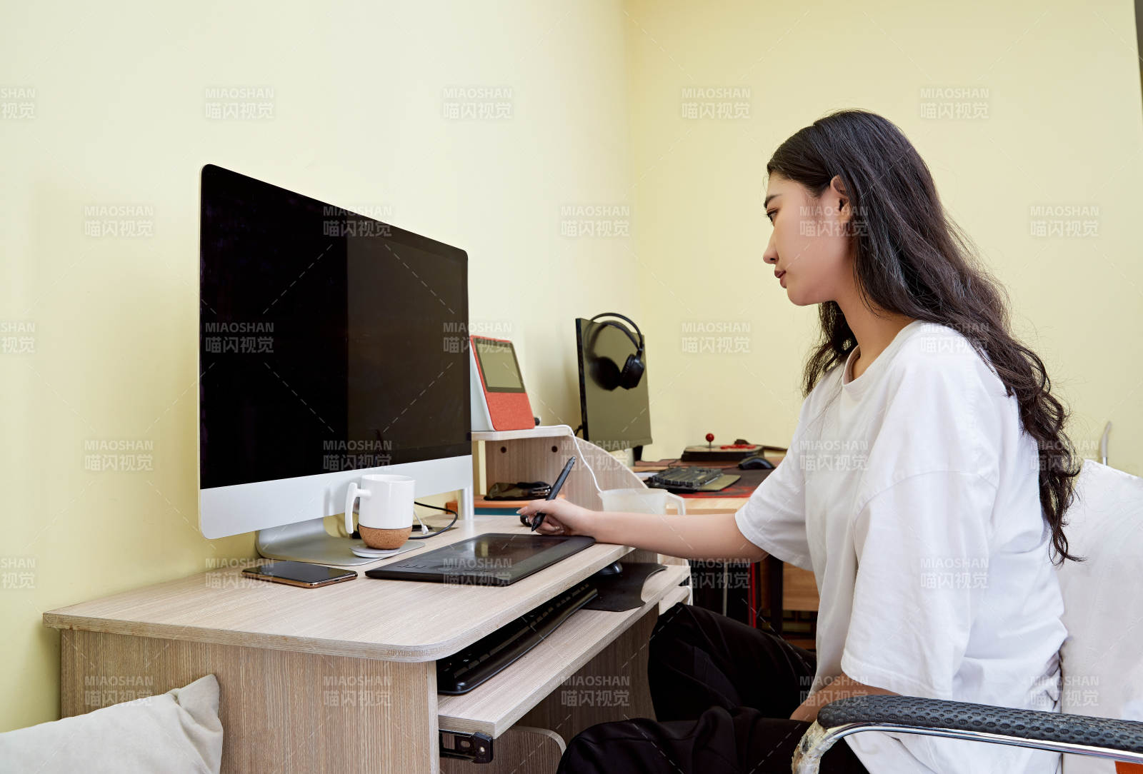 居家在電腦前創作插畫的年輕美女