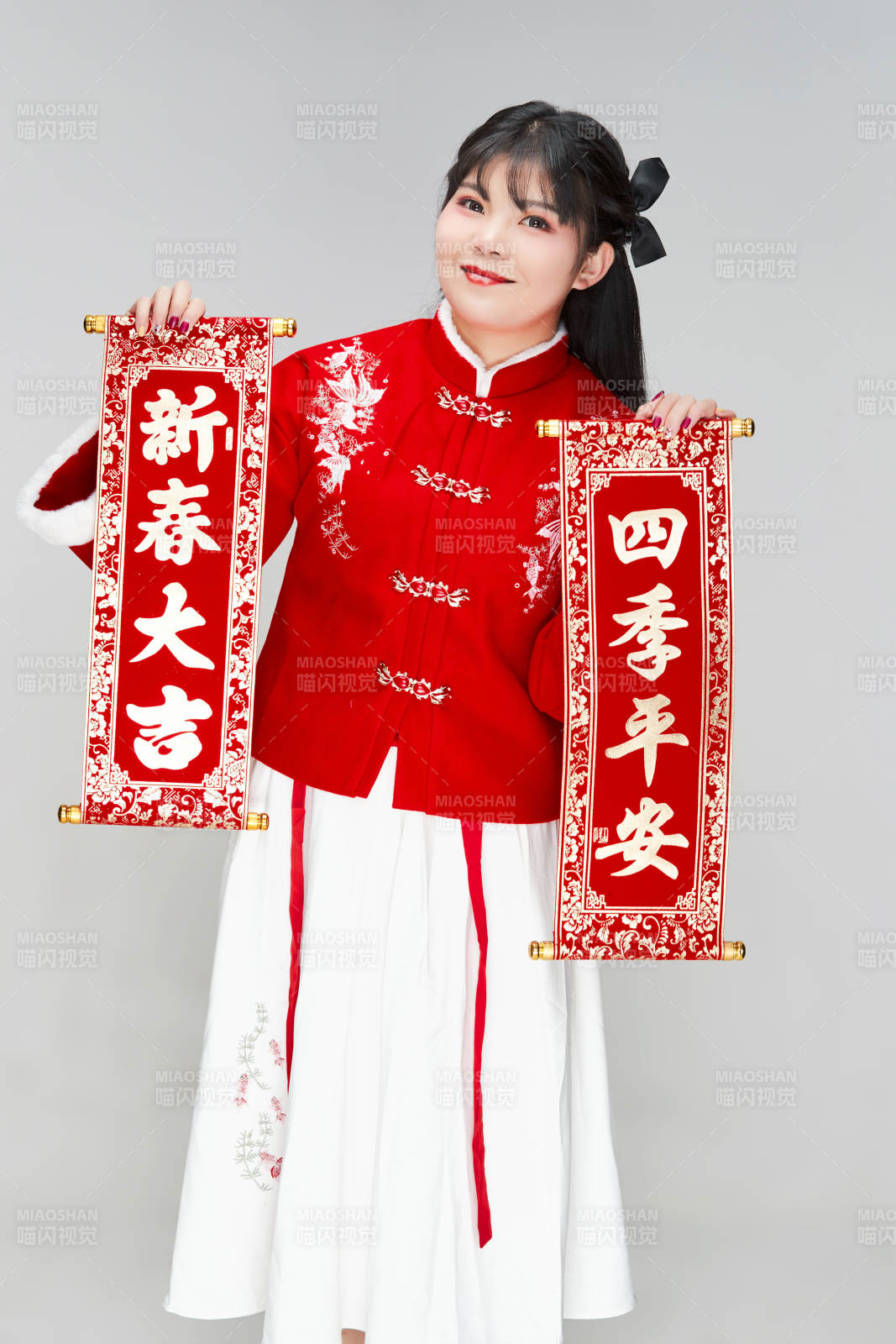 手持春聯(lián)身穿喜慶漢服的可愛(ài)少女