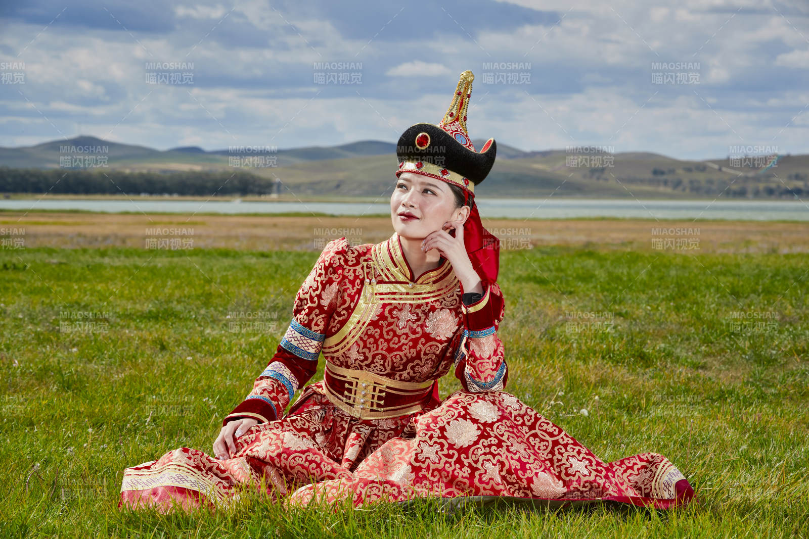 草原上身穿豪華蒙古族服飾的蒙族少女