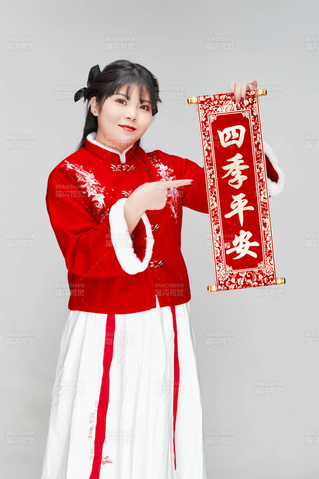 手持春聯(lián)身穿喜慶漢服的可愛少女