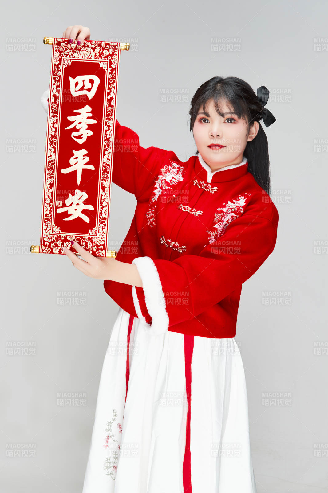 手持春聯(lián)身穿喜慶漢服的可愛少女