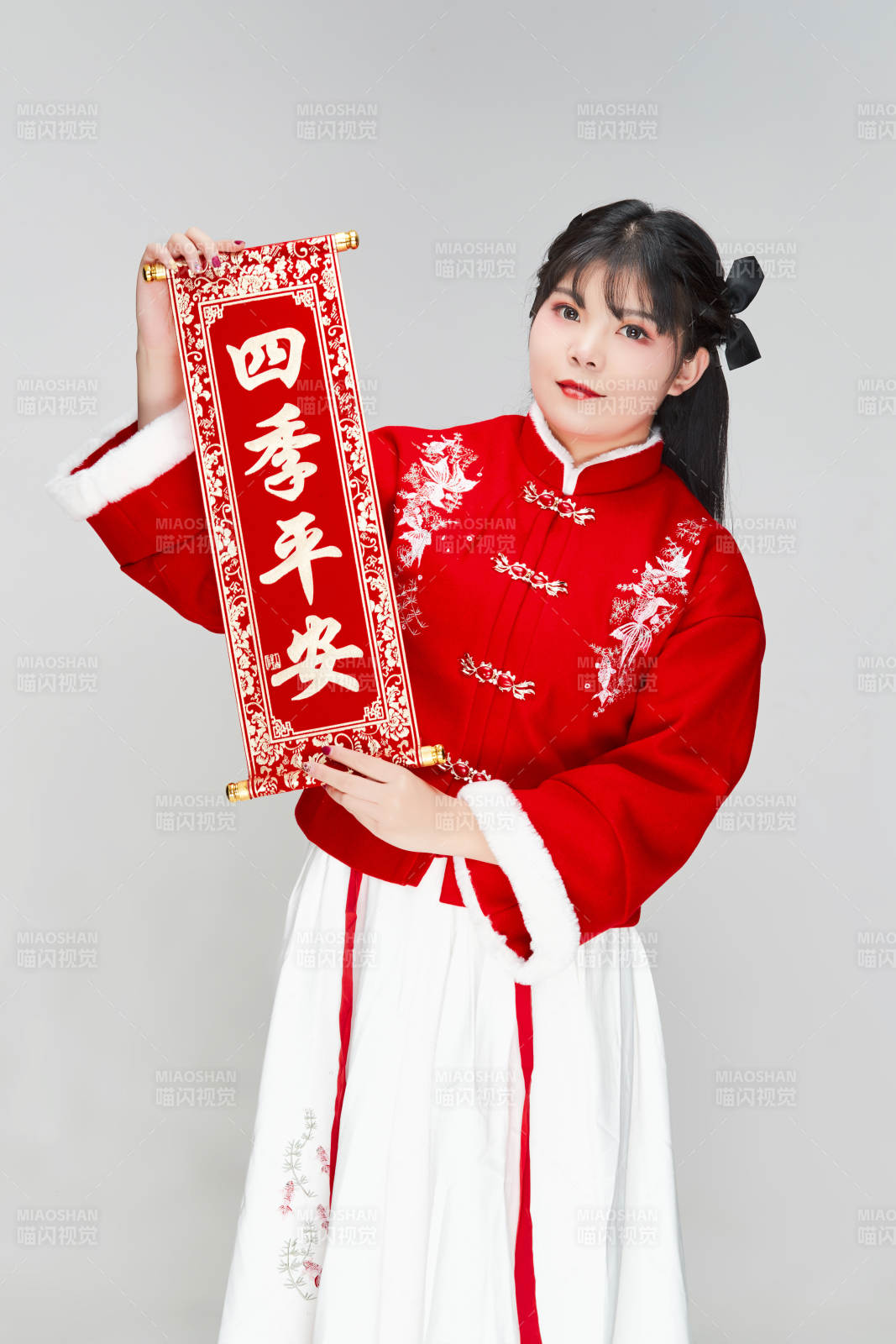 手持春聯身穿喜慶漢服的可愛少女