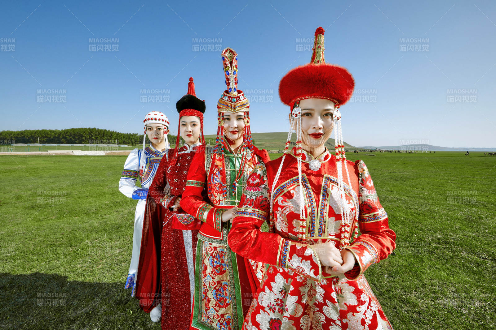 草原上穿著蒙古族傳統服飾的亞洲年輕美少女