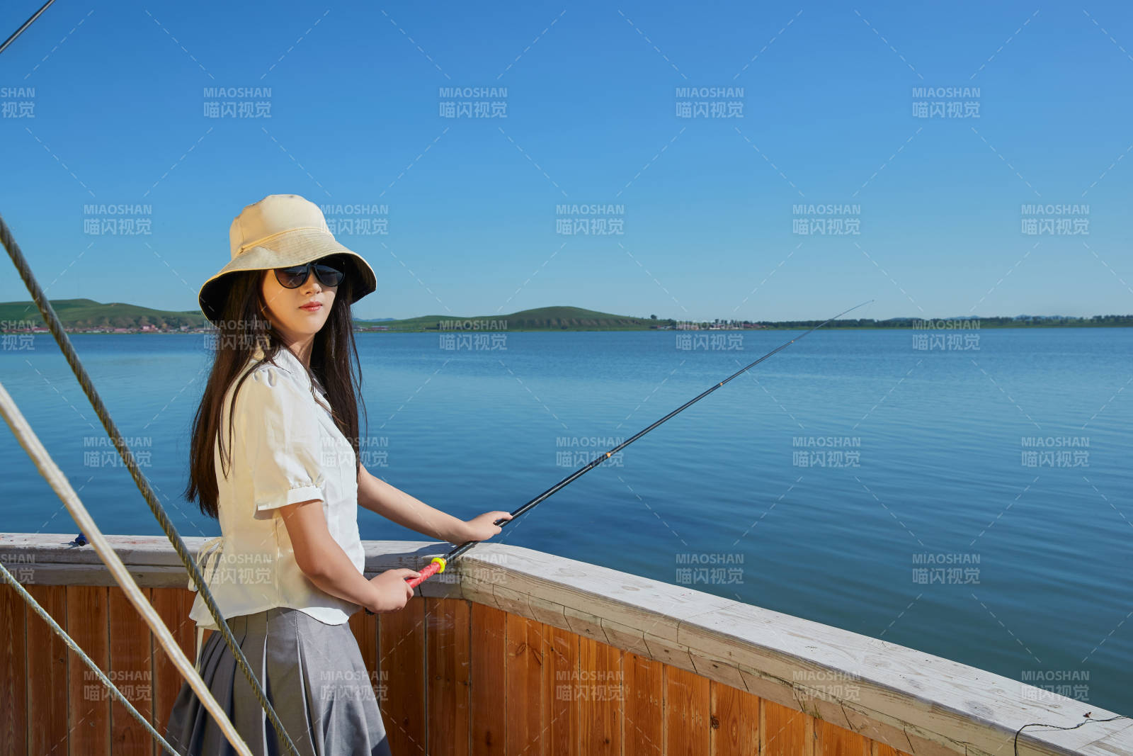 在湖畔木制帆船上的亞洲美女