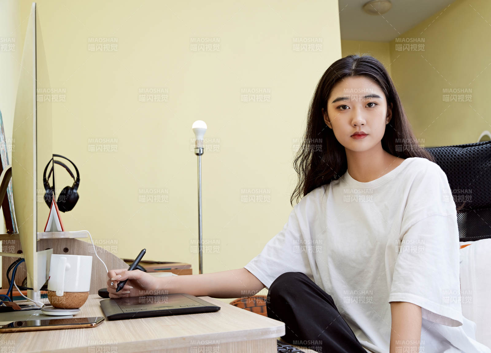 居家在電腦前創(chuàng)作插畫的年輕美女