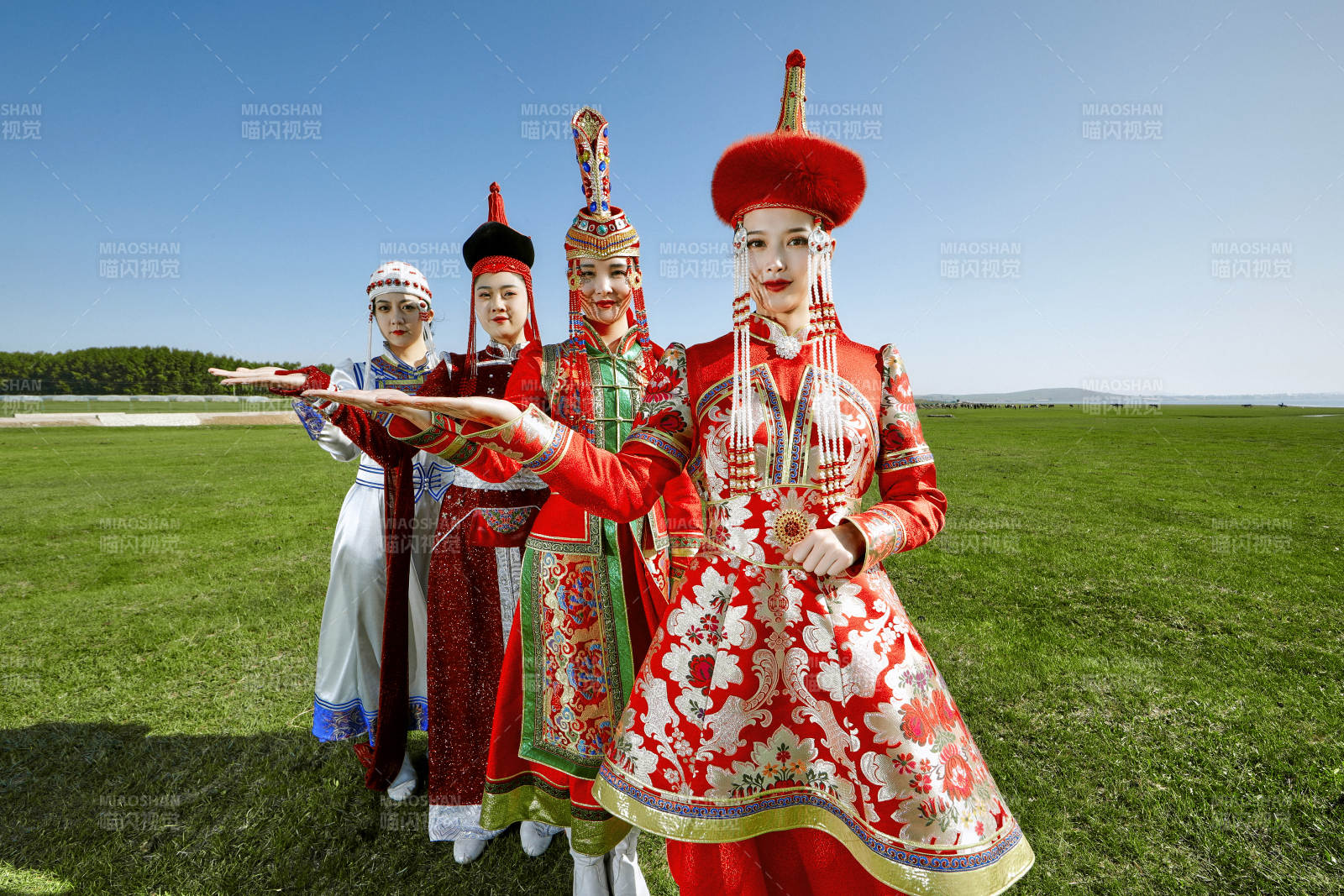 草原上穿著蒙古族傳統(tǒng)服飾的亞洲年輕美少女