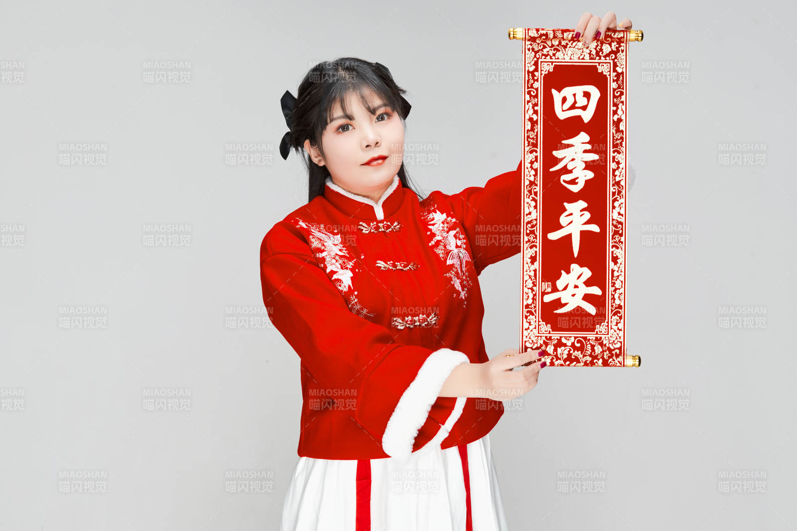 手持春聯身穿喜慶漢服的可愛少女