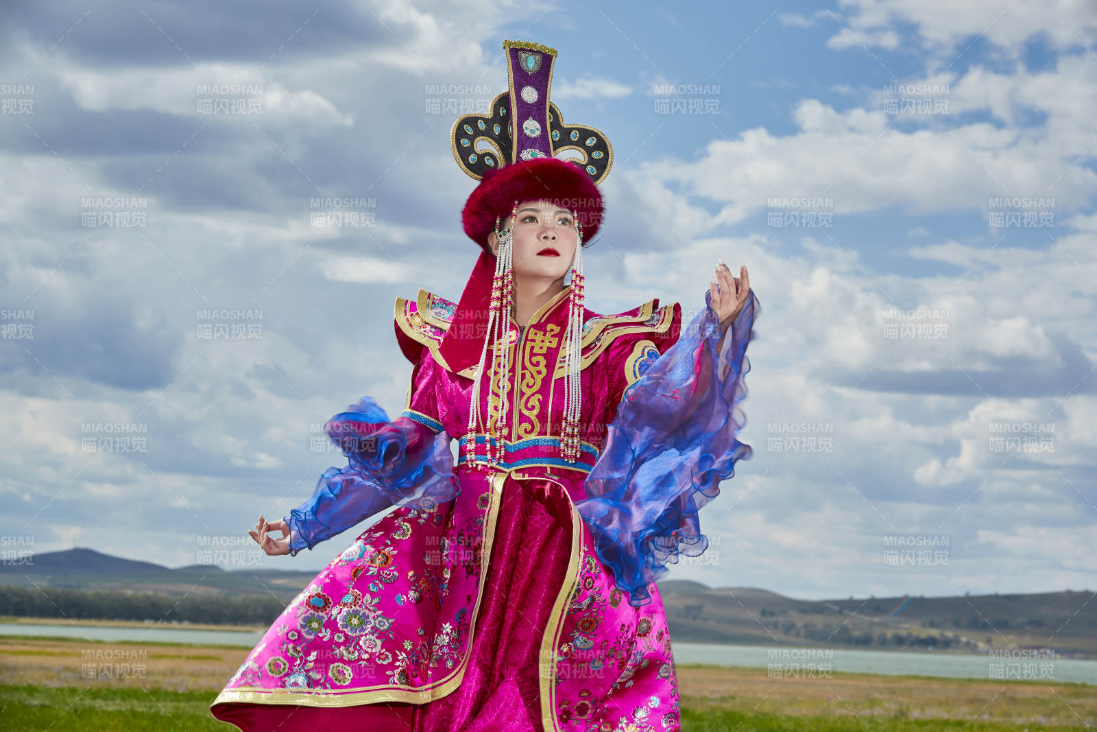 草原上身穿豪華蒙古族服飾的蒙族少女
