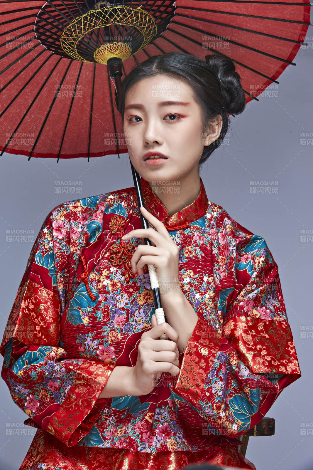 身穿中国秀禾服手撑油纸伞的亚洲女性模特