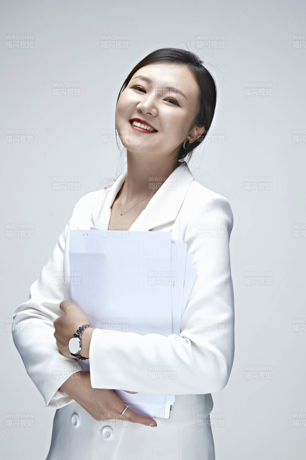 影棚拍攝白色背景亞洲年輕女性商務人像