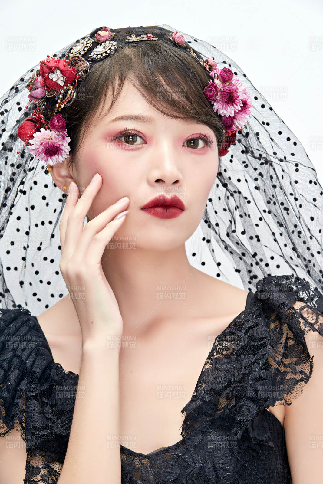 白色背景下的新娘彩妝美女人像