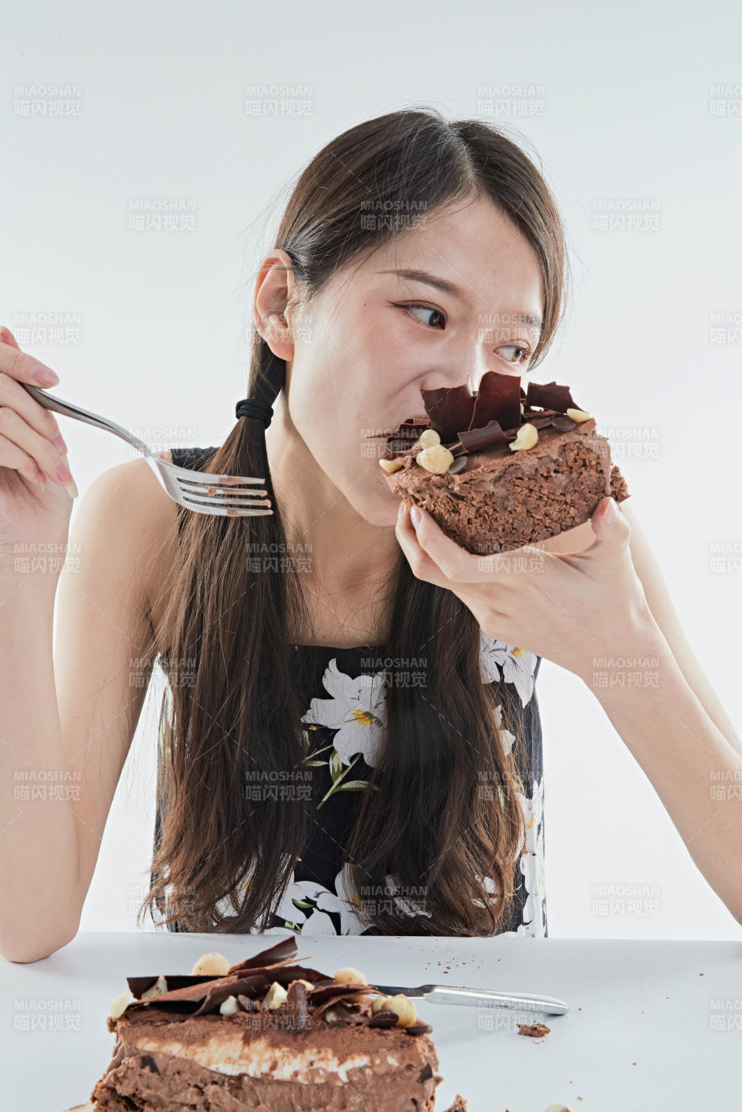 喝紅酒品嘗蛋糕的年輕女性