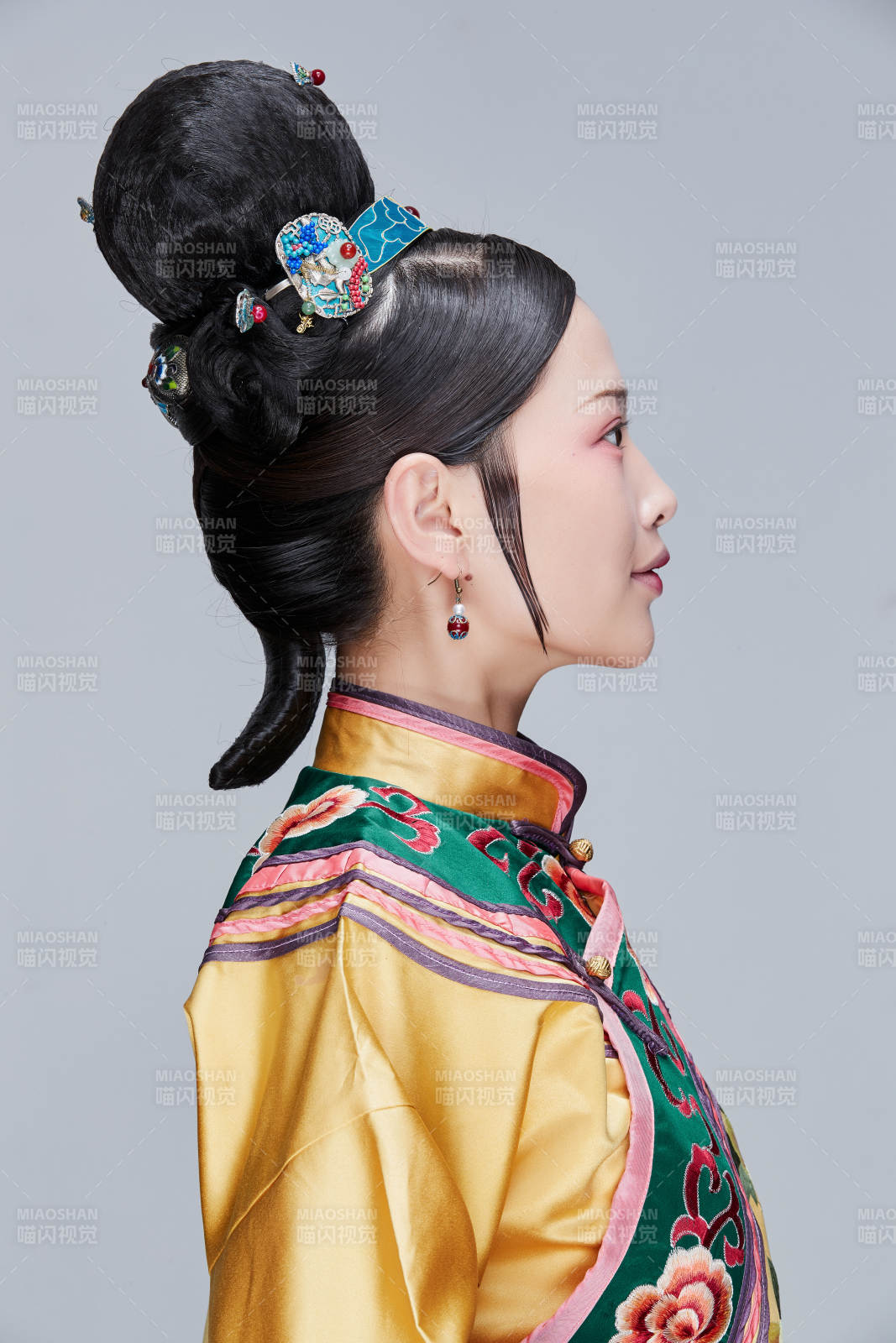 白色背景下的清代女性古裝造型清朝古裝